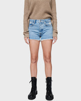 Women's ESSNTL Short in Diffusion.