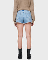 Women's ESSNTL Short in Diffusion.